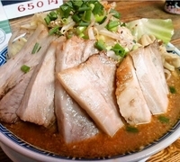 「みそラーメン（中盛:辛ver）+バカブタ（700円+300円）」@明心角ふじの写真