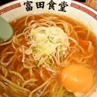 「かけそば+生玉子」@松戸中華そば 富田食堂の写真