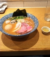 「特製濃厚魚介ラーメン 半熟味玉」@麺屋 一燈の写真