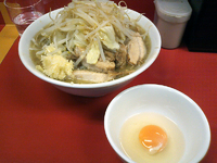 「小ラーメン（700円）+生卵（50円）」@ラーメン 学の写真