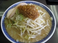 「ラーメン700円麺柔らかめ味濃いめ脂多め、ニンニク多め（クーポン」@東葛MARUKAKU 南柏店の写真