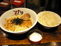 「油そば・大盛り+トッピング・もやし（100円）+おまけの半熟玉子」@油そば専門店 万人力の写真