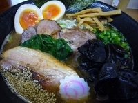 「トンコツラーメン[極細麺]（900円）+替玉（100円）」@MENYA 食い味の道有楽の写真