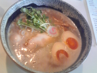 「醤油らーめん+味付け玉子」@東成きんせいの写真