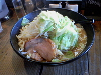 「J-LOW麺、大盛、野菜マシ」@jun-pey ra-men 成瀬本店の写真