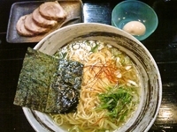 「真健康系塩らーめん+炭火焼きチャーシュー+玉子」@かすみ屋の写真