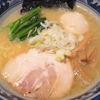 「熟成豚骨しおらーめん + 味付きたまご（クーポン無料） ￥650」@龍神麺の写真