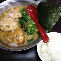 「地鶏白湯ラーメン（ライス付）700円（玉ねぎ抜き）+錦爽地鶏唐揚」@二代目ラーメン処「まるは」 旬の写真