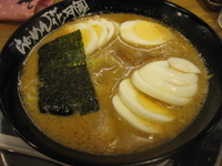 「嵐げんこつらあめん +  ゆで卵」@らあめん花月嵐 青葉台駅前店の写真