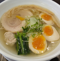 「鶏だし塩らーめん600円 + 味玉子100円」@吉田商店の写真