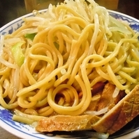 「ラーメン小（200g） ￥680 ヤサイマシ+ニンニク少なめ」@らーめん 二猿の写真