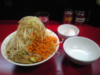 「ラーメン（680円）+生卵（50円）+野菜マシ・辛揚げ（コール）」@千里眼の写真