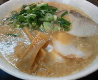 「ラーメン（麺かため、からさ少なめ） 700円」@京都銀閣寺 ますたにラーメン 田町店の写真
