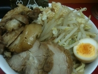 「ラーメン[中]300g（700円）+豚増し（250円）+野菜増し」@モッコリ豚の写真