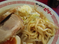 「ラーメン（麺少なめ）+煮玉子/ニンニク、カラメ」@ラーメン☆ビリーの写真