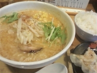 「もぐみそ820円+ランチサービス（餃子3ヶ、ごはん）100円」@ら〜麺 もぐやの写真