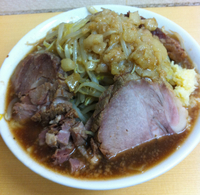 「豚入り小ラーメン（野菜、ニンニク）900円」@ガッツリラーメン めんしろうの写真