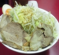 「中ラーメン + 子豚 （ 野菜、にんにく ）」@モッコリ豚の写真