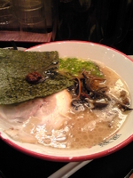 「とんこつラーメン+ネギ+（きくらげ）￥700」@風龍.MAX 新橋店の写真