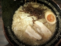 「燕三条系ラーメン 680円（麺少な目で半卵サービス）」@丸め～背脂煮干～の写真