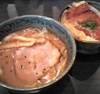 「赤味噌ハーフらーめん（450円）+カツ丼（350円）」@北海道らーめん奥原流 久楽 EQUiA北千住店の写真