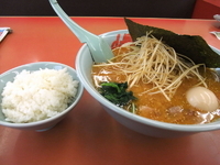 「特製味噌ネギ半ライス（フェア）中盛り（920円）+味付け卵80円」@ラーメン山岡家 笛吹店の写真