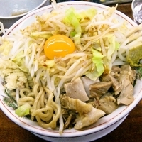 「まぜそば（ヤサイ/ニンニク）+カツオ魚粉 750円+100円=8」@ラーメン 龍郎の写真