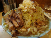 「ラーメン 白 両方炙り +生卵」@ラーメン富士丸 明治通り都電梶原店の写真