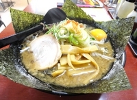 「黒こく黒麺+生玉子 【900円+50円】」@味噌ラー麺 もっちぃの写真
