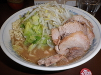 「豚増しラーメン（850円）野菜多目」@らーめん陸の写真