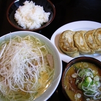 「ネギラーメン650円+餃子390円+もつ煮400円+半ライス」@手打ちラーメン 俵屋の写真