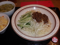 「ジャージャー麺セット（880円）半チャーハン・スープ付き」@中華料理 上海の家の写真
