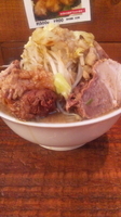 「豚ラーメン（900円）+ニンニクヤサイ」@ラーメン荘 その先にあるものの写真