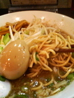 「鬼油らーめん（ニンニク無し）+味玉」@煮干しらーめん青樹 立川店の写真