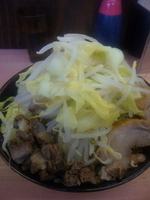 「ラーメン（ニンニク、野菜マシ） 650円」@魔人豚の写真