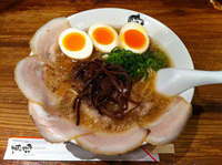 「宝チャーシュー麺780円+半熟玉子100円」@宝屋 京都拉麺小路店の写真