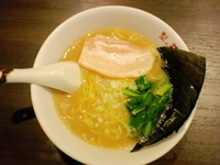 「よこはま豚骨ラーメン」@梨の花の写真