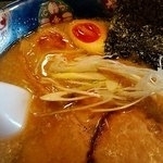 「醤油とんこつ」@らーめん てつや 平岡店の写真