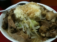 「ラーメン[小]（700円）+豚増し（250円）+野菜増し+ニンニ」@モッコリ豚の写真