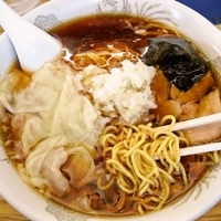 「中華そば（大）+ワンタン+タマネギ増量 600円+200円+10」@中華そば たまやの写真