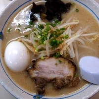 「塩らぁめん + ランチサービスの半熟玉子 770円」@らぁ麺 波（シー） 神田錦町店の写真