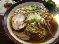 「東京にぼし麺  中盛り[270g・800円]+[小ライス100円」@大八車の写真