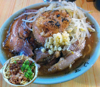 「ブタ入りラーメン（ニンニク、両炙り）1000円+白」@ラーメン富士丸 明治通り都電梶原店の写真