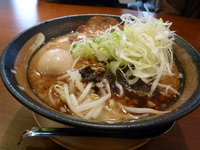 「味玉とんこつラーメン+白ネギ」@餃子 麺 空海 浜松町店の写真