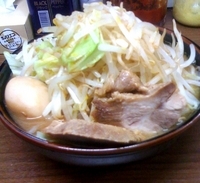 「侍王（麺カタメ）+麺増し（100円?）+煮玉子」@横浜家系 侍 渋谷店の写真