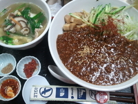 「ジャージャー麺（極太麺）+玉子スープ付き」@丸直の写真