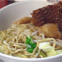 「ゲンコツ汁無し油あえそば」@ラーメン北郎の写真