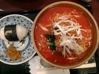 「大盛り特性坦々麺、鮭お握りセット」@麻布茶房 ゲートシティー大崎店の写真