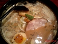 「赤味噌らーめん（大盛）+サービス券使用で味玉」@北海道らーめん奥原流 久楽 EQUiA北千住店の写真