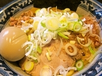 「油そば（小）（700円）+燻玉（100円）」@兎に角 松戸店の写真